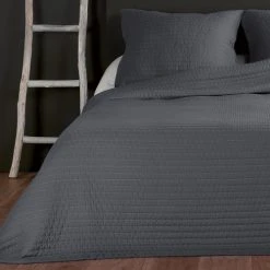 Linder Couvre Lit Et Taie Matelassés Polyester Gris Foncé 240 X 180 -Maisons Du Monde Boutique couvre lit et taie matelasses polyester gris fonce 240 x 180 1