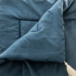 Home Maison Édredon En Velours Et Pompons Polyester Bleu 180x80 -Maisons Du Monde Boutique edredon en velours et pompons polyester bleu 180x80 4