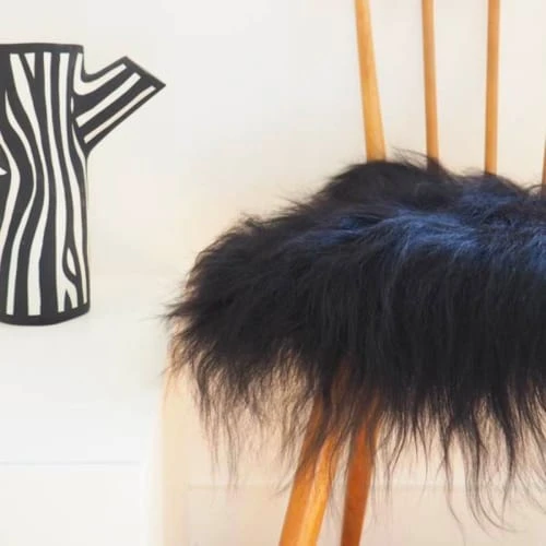 Maison Thuret Galette De Chaise En Peau De Mouton Islandais Noir 37 X 37 Cm 4 Maison Thuret Galette De Chaise En Peau De Mouton Islandais Noir 37 X 37 Cm – Image 2