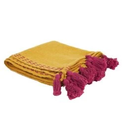 TOILINUX Jeté De Canapé Surpiqué Avec Pompons Jaune Et Rose -Maisons Du Monde Boutique jete de canape surpique avec pompons jaune et rose 1