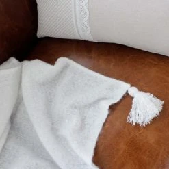 Home Maison Plaid à Pompons Aspect Mohair Polyester Ecru 150 X 125 -Maisons Du Monde Boutique plaid a pompons aspect mohair polyester ecru 150 x 125 2