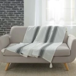 Douceur D'Intérieur Plaid à Pompons Coton Rose 125x150cm 10 Douceur D'Intérieur Plaid à Pompons Coton Rose 125x150cm -Maisons Du Monde Boutique plaid a pompons coton anthracite 125x150cm indira