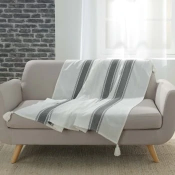 Douceur D'Intérieur Plaid à Pompons Coton Rose 125x150cm 6 Douceur D'Intérieur Plaid à Pompons Coton Rose 125x150cm – Image 4