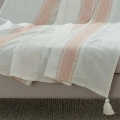 Douceur D'Intérieur Plaid à Pompons Coton Rose 125x150cm 9 Douceur D'Intérieur Plaid à Pompons Coton Rose 125x150cm -Maisons Du Monde Boutique plaid a pompons coton rose 125x150cm 2