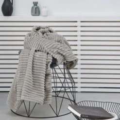 TODAY Plaid Cotelé Uni En Polyester Vert 150X200 Cm -Maisons Du Monde Boutique plaid cotele uni en polyester beige 150x200 cm essential