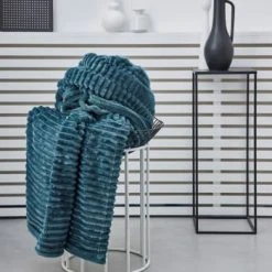 TODAY Plaid Cotelé Uni En Polyester Rouge 150X200 Cm -Maisons Du Monde Boutique plaid cotele uni en polyester bleu 150x200 cm essential