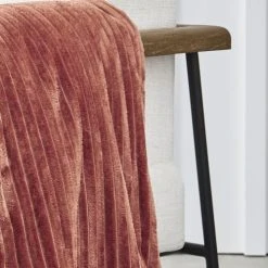 TODAY Plaid Cotelé Uni En Polyester Rouge 150X200 Cm -Maisons Du Monde Boutique plaid cotele uni en polyester rouge 150x200 cm 2