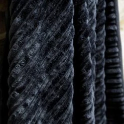 TODAY Plaid Décoration Uni En Polyester Bleu 125x150 Cm -Maisons Du Monde Boutique plaid decoration uni en polyester bleu 125x150 cm 1