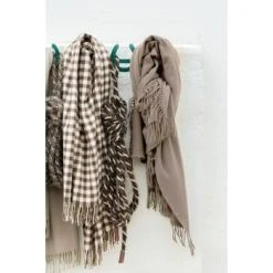 Brun De Vian-Tiran Plaid Doux En Laine Gris Foncé 140x200 Cm -Maisons Du Monde Boutique plaid doux en laine gris clair 140x200 cm camargue 1