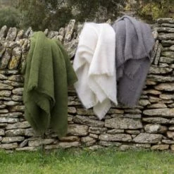 Brun De Vian-Tiran Plaid Doux Vaporeux En Laine Bleu Nuit -Maisons Du Monde Boutique plaid doux vaporeux en laine blanc casse mohair