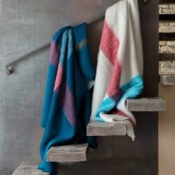 Brun De Vian-Tiran Plaid Doux Vaporeux En Laine Multicolore 140x180 Cm -Maisons Du Monde Boutique plaid doux vaporeux en laine bleu electrique 140x180 cm mohair