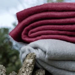 Brun De Vian-Tiran Plaid Doux Vaporeux En Laine Bleu Nuit -Maisons Du Monde Boutique plaid doux vaporeux en laine bordeaux mohair