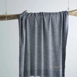 Naf Naf Plaid En Coton Gris Perle 130x170 11 Naf Naf Plaid En Coton Gris Perle 130x170 -Maisons Du Monde Boutique plaid en coton bleu marine 130x170 cisse 1