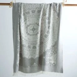 Guy Laroche Plaid En Coton Beige 130x170 -Maisons Du Monde Boutique plaid en coton gris 130x170 rosiers 1