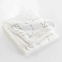 Home Maison Plaid En Flanelle Impressions Métallisées Polyester Blanc/or 150 X 125 -Maisons Du Monde Boutique plaid en flanelle impressions metallisees polyester blanc or 150 x 125 1