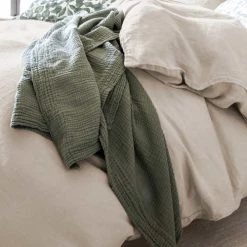 Blanc Cerise Plaid En Gaze De Coton 130x170cm Kaki -Maisons Du Monde Boutique plaid en gaze de coton 130x170cm kaki 2