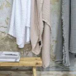 Maison D'été Plaid En Gaze De Coton Glacier 130X180 CM -Maisons Du Monde Boutique plaid en gaze de coton blanc 130x180 cm ibiza 1