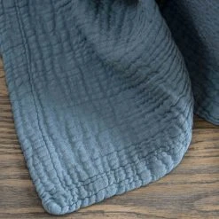 Maison D'été Plaid En Gaze De Coton Bleu Fumé 180X220 CM -Maisons Du Monde Boutique plaid en gaze de coton bleu fume 180x220 cm 2