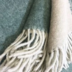 Malagoon Plaid En Laine Recyclée Double Face Vert Tendre 125x170 -Maisons Du Monde Boutique plaid en laine recyclee double face vert tendre 125x170 3