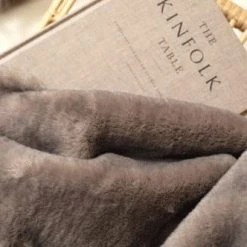 Magma Plaid Fausse Fourrure écureuil Gris Brun Doublure Unie 200x150 -Maisons Du Monde Boutique plaid fausse fourrure ecureuil gris brun doublure unie 200x150 3