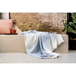 Brun De Vian-Tiran Plaid Fin Doux En Laine Rose Pâle 150x200 Cm -Maisons Du Monde Boutique plaid fin doux en laine bleu gris 150x200 cm eole 1