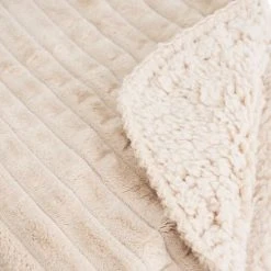 LolaHome Plaid Flanelle Et Fausse Fourrure Sherpa Beige 125x150cm -Maisons Du Monde Boutique plaid flanelle et fausse fourrure sherpa beige 125x150cm 2