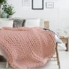 The Home Deco Factory Plaid Grosse Maille Chunky L. 150 X L. 120 Cm Rose 2 The Home Deco Factory Plaid Grosse Maille Chunky L. 150 X L. 120 Cm Rose -Maisons Du Monde Boutique plaid grosse maille chunky l 150 x l 120 cm rose