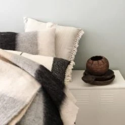 Malagoon Plaid Rose Pêche 125x150 -Maisons Du Monde Boutique plaid noir 125x150 mohair