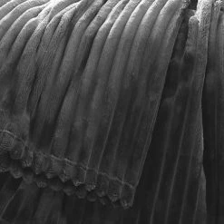 Toison D'or Plaid Polaire à Effet Côtelé En 3d Polyester Plomb 200 X 150 -Maisons Du Monde Boutique plaid polaire a effet cotele en 3d polyester plomb 200 x 150 1