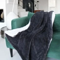 Le Comptoir De La Plage Plaid Polaire Doublé Imitation "Lapin" Noir 130x170cm -Maisons Du Monde Boutique plaid polaire double imitation lapin gris anthracite 130x170cm lapin