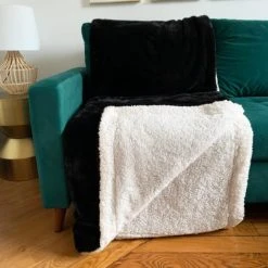 Le Comptoir De La Plage Plaid Polaire Doublé Imitation "Lapin" Noir 130x170cm -Maisons Du Monde Boutique plaid polaire double imitation lapin noir 130x170cm 2