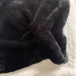 Le Comptoir De La Plage Plaid Polaire Doublé Imitation "Lapin" Noir 130x170cm -Maisons Du Monde Boutique plaid polaire double imitation lapin noir 130x170cm 4