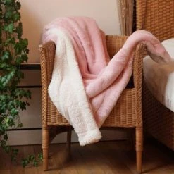 Le Comptoir De La Plage Plaid Polaire Doublé Imitation "Lapin" Rose 130x170cm -Maisons Du Monde Boutique plaid polaire double imitation lapin rose 130x170cm 3