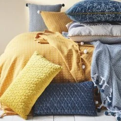 FUTURE HOME Plaid Polycoton Pétrole Et Blanc Avec Pompons 125x150cm 8 FUTURE HOME Plaid Polycoton Pétrole Et Blanc Avec Pompons 125x150cm -Maisons Du Monde Boutique plaid polycoton petrole et blanc avec pompons 125x150cm 2