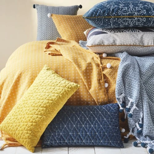 FUTURE HOME Plaid Polycoton Pétrole Et Blanc Avec Pompons 125x150cm 5 FUTURE HOME Plaid Polycoton Pétrole Et Blanc Avec Pompons 125x150cm – Image 3