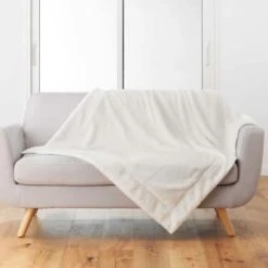 Home Maison Plaid Uni En Imitation Fourrure Naturel 150 X 125 -Maisons Du Monde Boutique plaid uni en imitation fourrure naturel 150 x 125 4