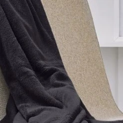 TODAY Plaid Uni En Polyester Gris Anthracite 125x150 Cm 10 TODAY Plaid Uni En Polyester Gris Anthracite 125x150 Cm -Maisons Du Monde Boutique plaid uni en polyester gris anthracite 125x150 cm 2