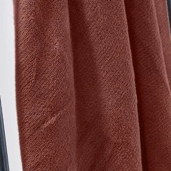 TODAY Plaid Uni En Polyester Rouge 125x150 Cm -Maisons Du Monde Boutique plaid uni en polyester rouge 125x150 cm 2