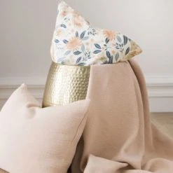 Essix Plaid Uni Texturé En Jacquard De Coton Greige 130x220 -Maisons Du Monde Boutique plaid uni texture en jacquard de coton rose 130x220 poeme