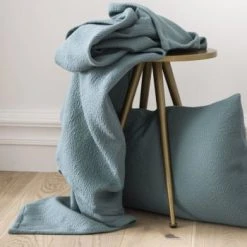 Essix Plaid Uni Texturé En Jacquard De Coton Greige 130x220 -Maisons Du Monde Boutique plaid uni texture en jacquard de coton vert 130x220 poeme