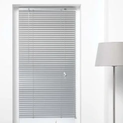 Store D'intérieur Store Vénitien à Lamelles Aluminium Argent 90x180cm -Maisons Du Monde Boutique store venitien a lamelles aluminium argent 90x180cm 1