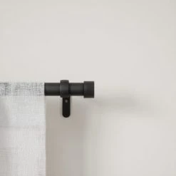 Umbra Tringle à Rideaux Cappa D25mm Extensible Noire, De 91 à 167cm -Maisons Du Monde Boutique tringle a rideaux cappa d25mm extensible noire de 91 a 167cm 3